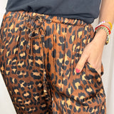 CALÇAS FLUIDAS ANIMAL PRINT CASTANHAS