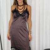 VESTIDO ASSIMÉTRICO CETIM CASTANHO COM RENDA PRETA