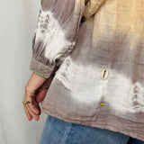 CAMISA TIE DYE COM BORDADOS