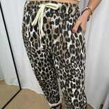 CALÇAS ANIMAL PRINT COM DOBRA BORDADO INGLÊS