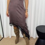 VESTIDO ASSIMÉTRICO CETIM CASTANHO COM RENDA PRETA