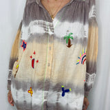 CAMISA TIE DYE COM BORDADOS