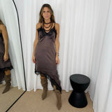 VESTIDO ASSIMÉTRICO CETIM CASTANHO COM RENDA PRETA