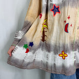CAMISA TIE DYE COM BORDADOS