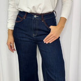 JEANS ESCUROS COM DEBRUM CASTANHO