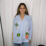 CAMISA AZUL STICKERS BORDADOS E MISSANGAS