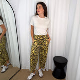 CALÇAS BAGGY ANIMAL PRINT AMARELO