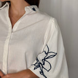 TÚNICA BRANCA COM BORDADO AZUL