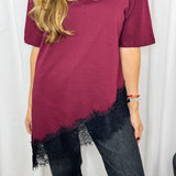 T-SHIRT ASSIMÉTRICA BORDEAUX COM RENDA