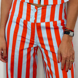 CONJUNTO TOP E CALÇAS RISCAS LARANJA E AZUL