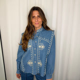CAMISA JEANS COM BORDADOS
