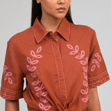 CONJUNTO CAMISA E CALÇAS TELHA COM BORDADOS ROSA