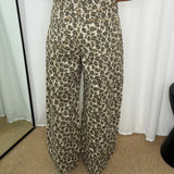 CALÇAS SARJA ANIMAL PRINT CINZA
