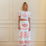 CONJUNTO TOP E SAIA BRANCO COM BORDADOS ROSA