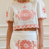 CONJUNTO TOP E SAIA BRANCO COM BORDADOS ROSA
