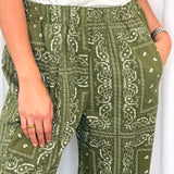 CALÇAS BAGGY BANDANAS VERDE SECO