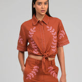 CONJUNTO CAMISA E CALÇAS TELHA COM BORDADOS ROSA