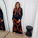 CONJUNTO VELUDO AZUL MARINHO COM BORDADOS LARANJA