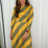 VESTIDO MALHA SEDA RISCAS CAQUI E MOSTARDA