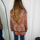CAMISA FLUIDA CAMEL ESTAMPADO BANDANAS