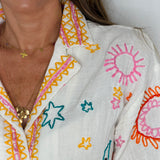 CAMISA COM BORDADOS