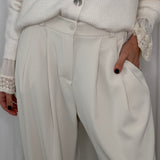 CALÇAS BRANCAS COM PREGA