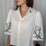 TÚNICA BRANCA COM BORDADO AZUL