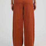 CONJUNTO CAMISA E CALÇAS TELHA COM BORDADOS ROSA