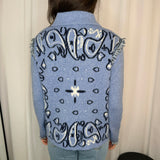 CASACO MALHA BANDANAS AZUL JEANS