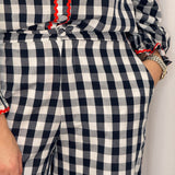 CONJUNTO CAMISA E CALÇAS VICHY COM VIVO VERMELHO