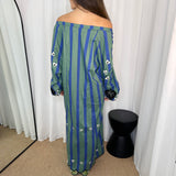 VESTIDO RISCAS E BORDADOS