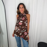TOP HALTER ASSIMÉTRICO CASTANHO COM FLORES