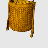 CARTEIRA EM PELE ENTRANÇADA MOSTARDA