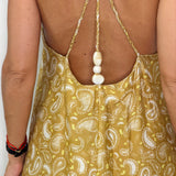 VESTIDO AMARELO ESTAMPADO COM PEDRAS NAS COSTAS