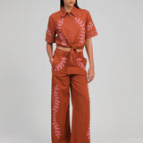 CONJUNTO CAMISA E CALÇAS TELHA COM BORDADOS ROSA