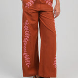 CONJUNTO CAMISA E CALÇAS TELHA COM BORDADOS ROSA