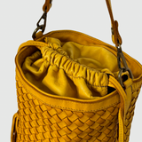 CARTEIRA EM PELE ENTRANÇADA MOSTARDA