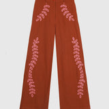 CONJUNTO CAMISA E CALÇAS TELHA COM BORDADOS ROSA