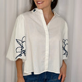 TÚNICA BRANCA COM BORDADO AZUL