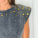 T-SHIRT CINZA TACHAS DOURADAS
