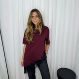 T-SHIRT ASSIMÉTRICA BORDEAUX COM RENDA