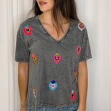 T-SHIRT CINZA COM BORDADOS