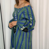 VESTIDO RISCAS E BORDADOS