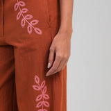 CONJUNTO CAMISA E CALÇAS TELHA COM BORDADOS ROSA