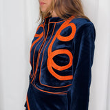 CONJUNTO VELUDO AZUL MARINHO COM BORDADOS LARANJA