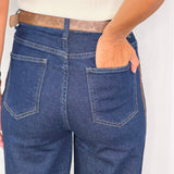 JEANS ESCUROS COM BORDADOS CAMEL