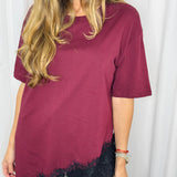 T-SHIRT ASSIMÉTRICA BORDEAUX COM RENDA