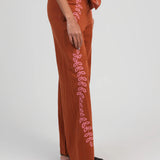 CONJUNTO CAMISA E CALÇAS TELHA COM BORDADOS ROSA