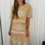 CONJUNTO TOP E SAIA BEGE COM BORDADOS