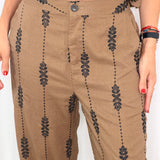 CONJUNTO COLETE E CALÇAS CASTANHO COM BORDADOS